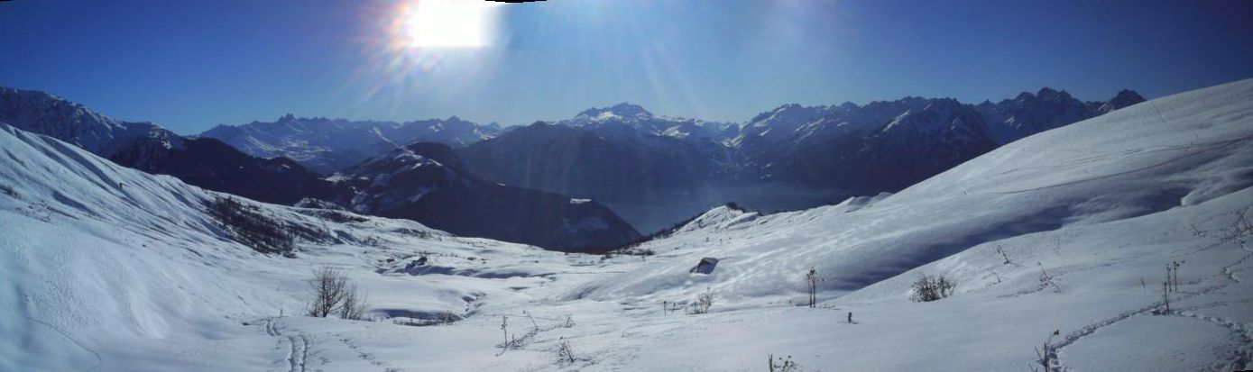 Vallon de Montaimont et en arriere plan les aiguilles d'Arve